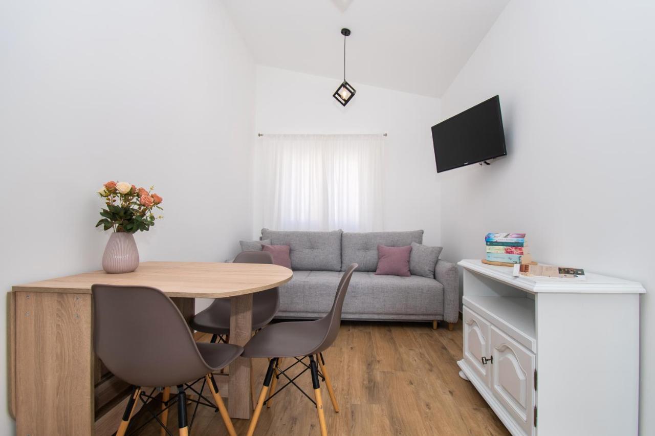 Apartmani Monika ザボリッチ エクステリア 写真
